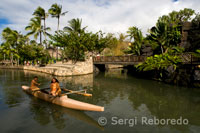 Canoa Navegant Per Aquell Qui canal recorre el parc. Centre Cultural Polinesi. Oahu.